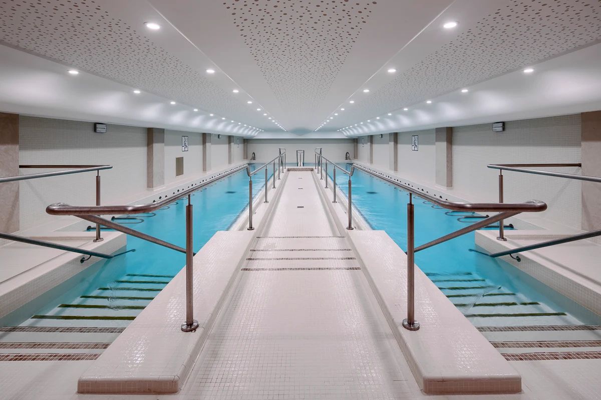 Bassin de marche aquatique des Thermes de Gréoux, équipé pour la rééducation et la kinésithérapie en milieu thermal