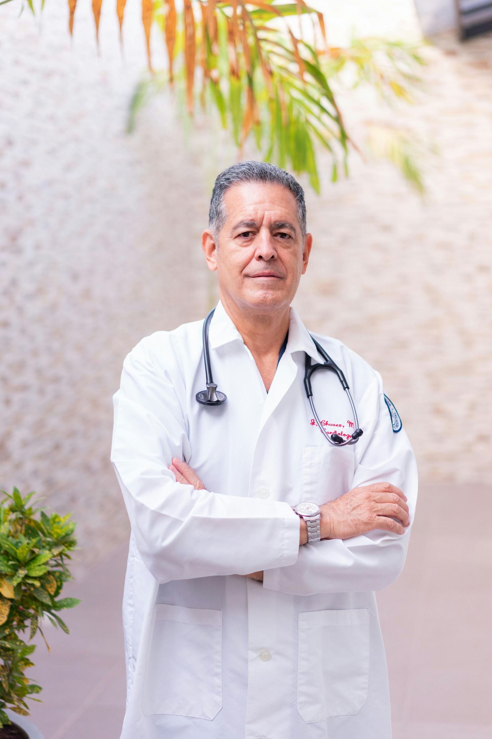 Médecin en blouse blanche avec stéthoscope, symbolisant la prescription médicale d'une cure thermale