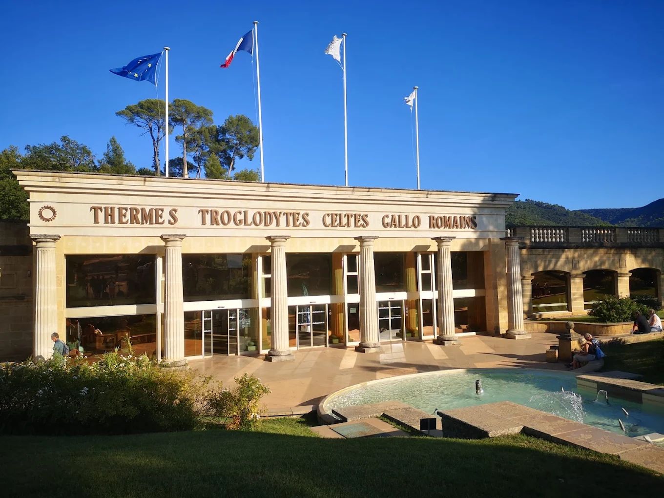 Façade des Thermes de Gréoux-les-Bains avec ses colonnes et le fronton mentionnant Thermes Troglodytes Celtes Gallo-Romains