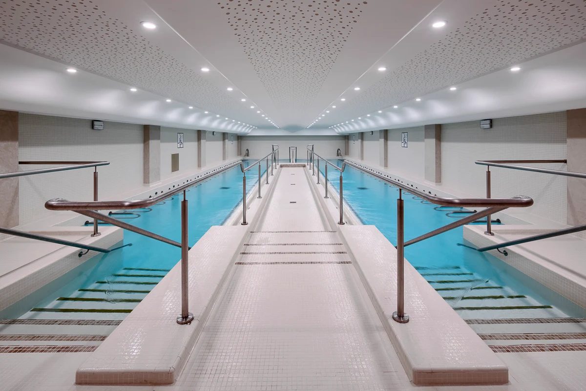 Bassins de rééducation et de mobilisation des Thermes de Gréoux-les-Bains, avec barres d'appui pour la marche en eau thermale