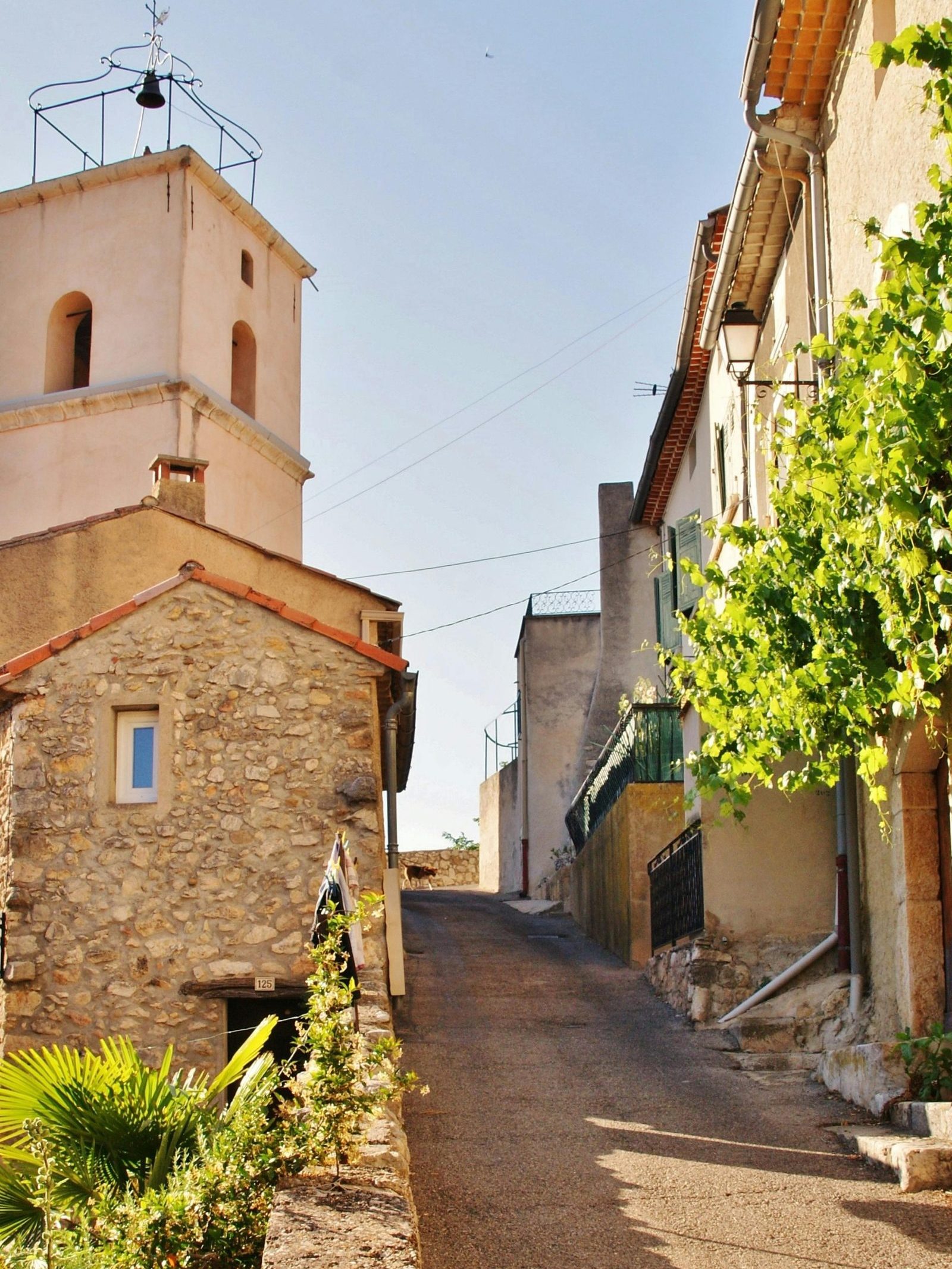 Ruelle provençale du vieux village de Gréoux-les-Bains, maisons de pierre et clocher