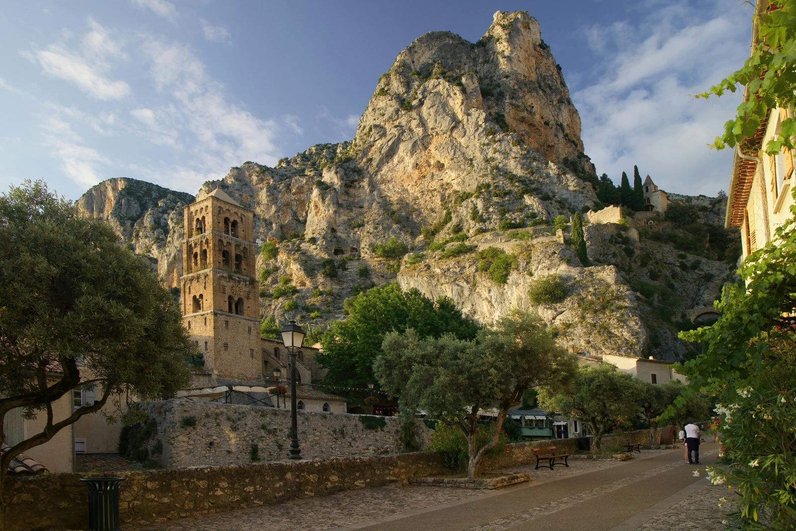 Le village de Moustiers-Sainte-Marie au pied de sa falaise calcaire avec le clocher en pierre dorée