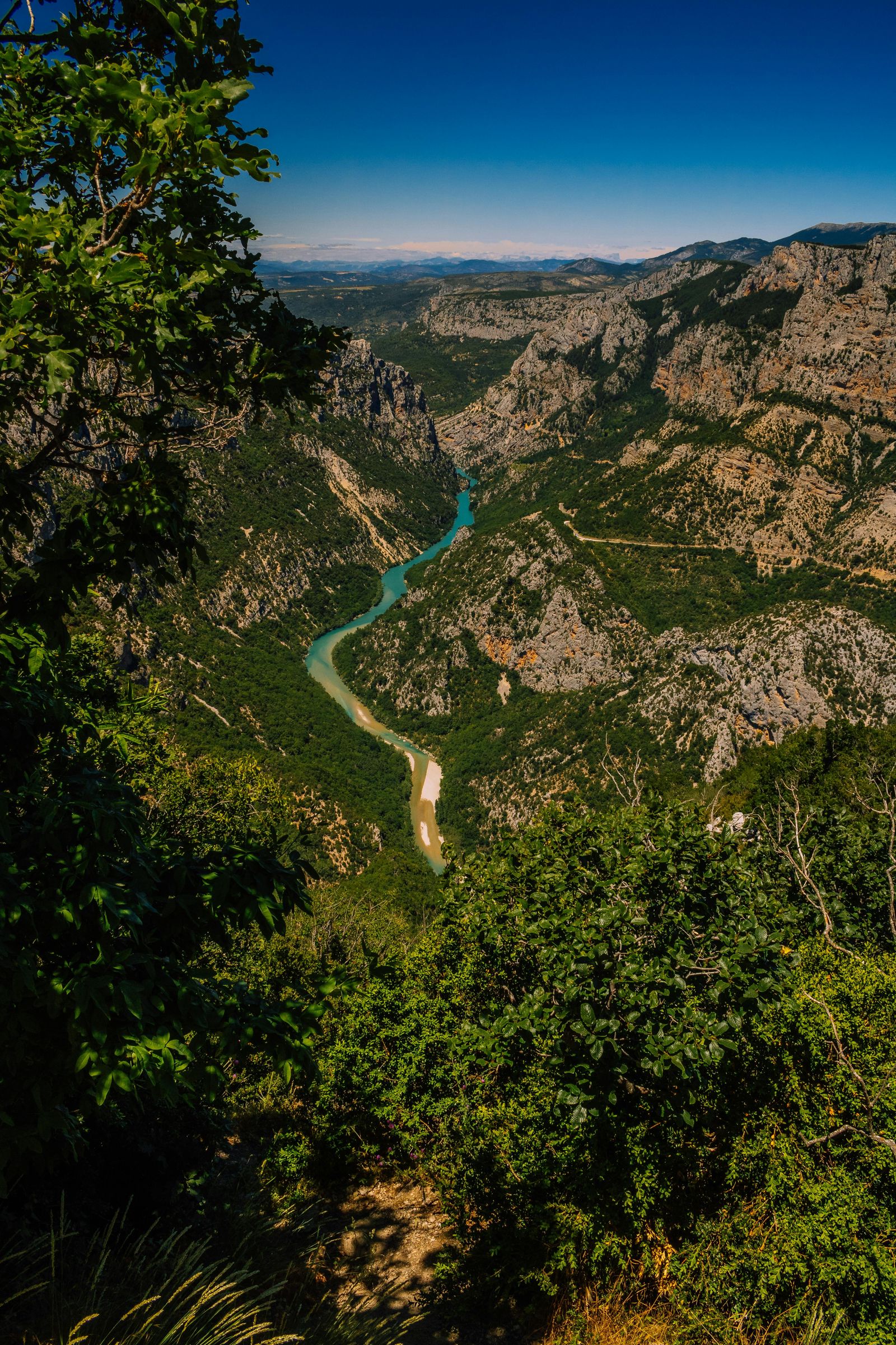Vue plongeante sur les Gorges du Verdon, eaux turquoise serpentant entre les falaises calcaires